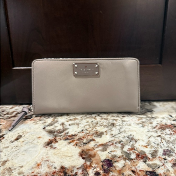 *PRE-OWNED* Kate Spade Wilson Road Wallet in Taupe - Picture 1 of 10